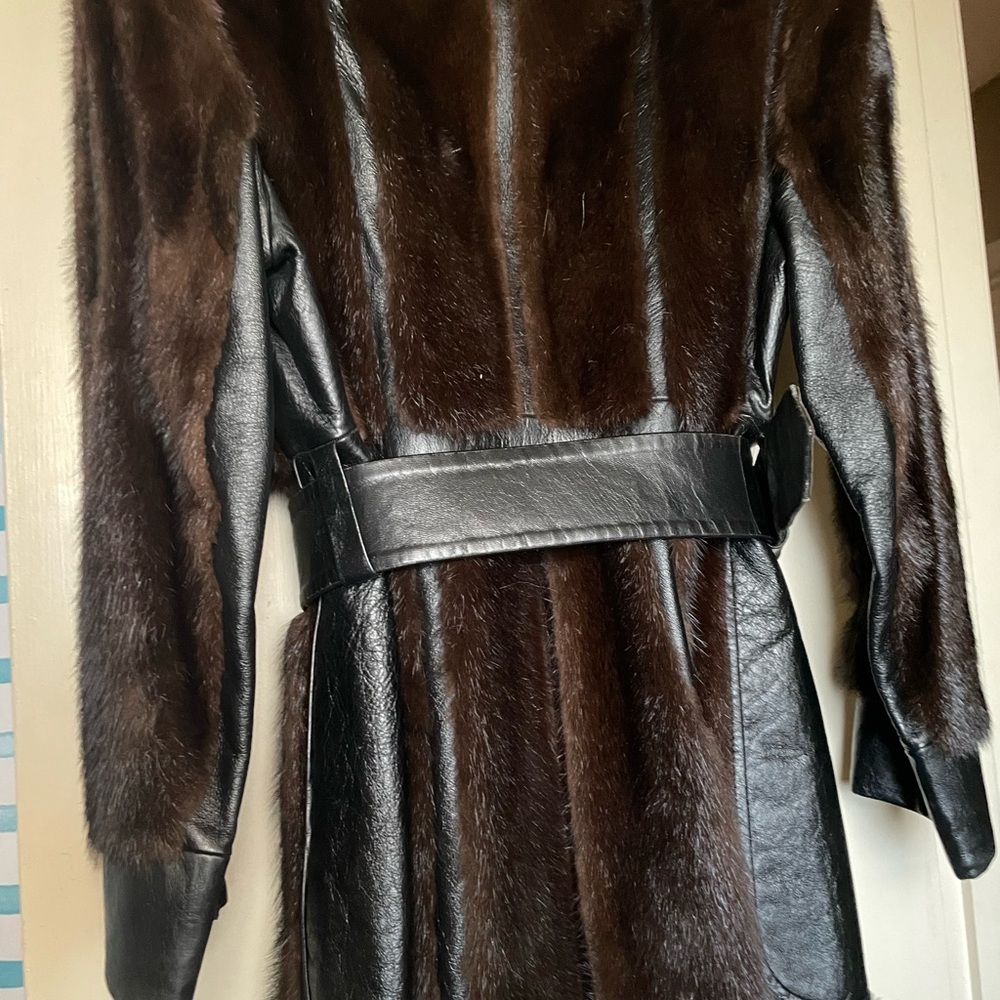 Luxurious mink and leather vintage coat.  Stellar quality!
Smoke, Pet free home
